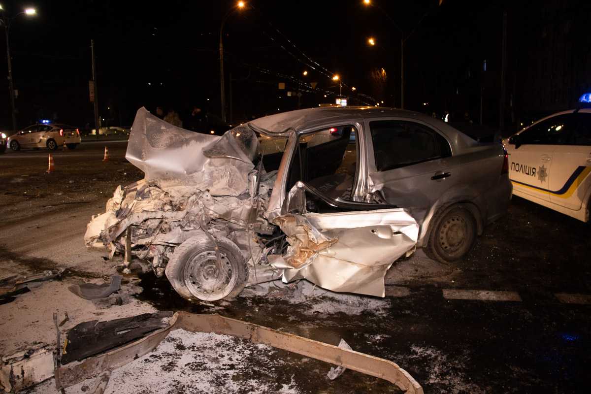 В Киеве серьезное ДТП: Chevrolet протаранил две машины и маршрутку, водителя вырезали спасатели