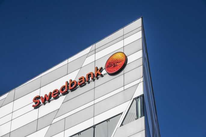 Гендиректора Swedbank уволили на фоне скандала с отмыванием российских денег в Эстонии