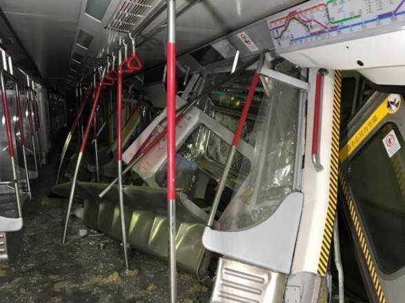 В метро Гонконга столкнулись два поезда