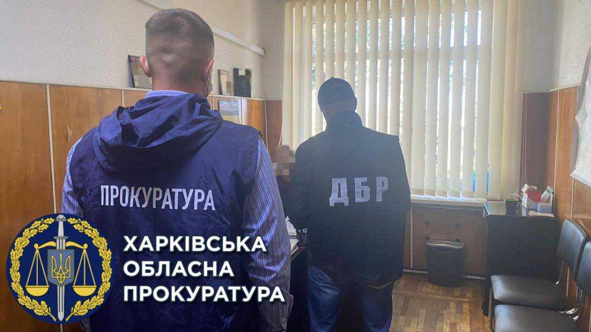 Бив пляшкою та палицею: на Харківщині поліцейського звинувачують у катуванні чоловіка