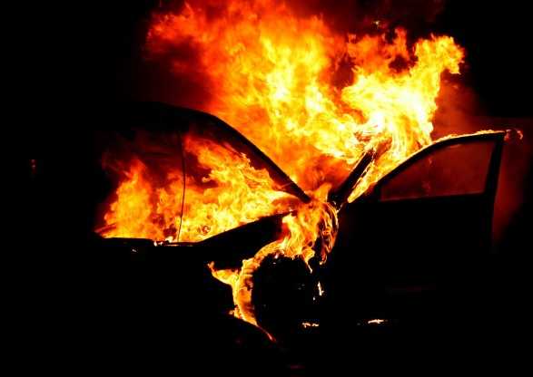 В Харькове сожгли автомобили пограничника и предпринимателя