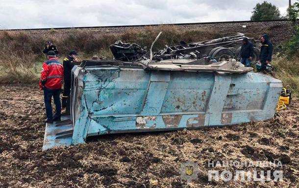 На Миколаївщині вантажівка зіткнулася з поїздом: водій загинув