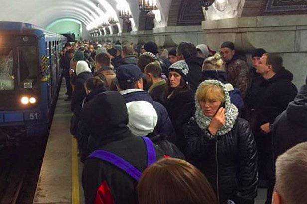 Смертельное ЧП в киевском метро: мужчина умер до приезда скорой помощи