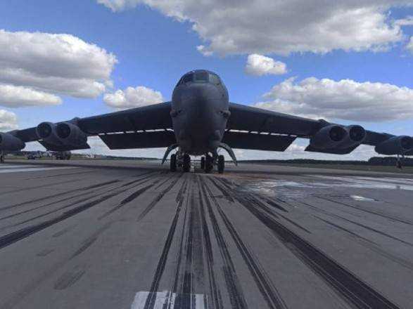Здатний нести ядерну зброю: до Польщі прибув американський бомбардувальник B-52