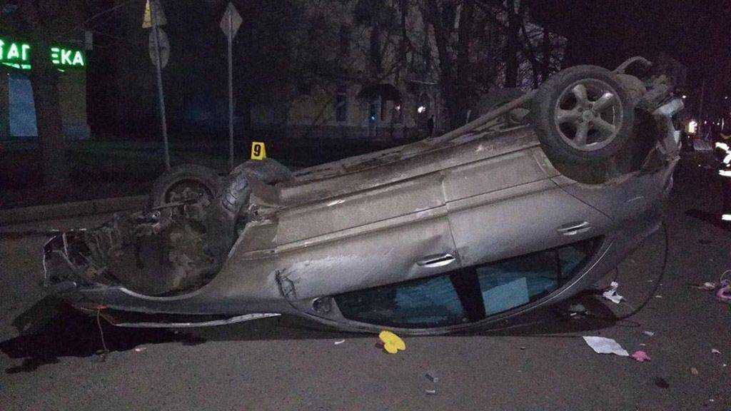 У центрі Миргорода перекинувся автомобіль Mercedes: водій був п’яний