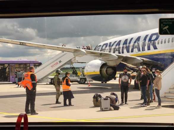 П'ять пасажирів рейсу Ryanair не дісталися до Вільнюса після посадки в Мінську - ЗМІ