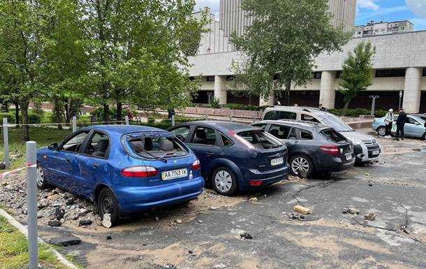 У Києві гігантський гейзер пошкодив автомобілі
