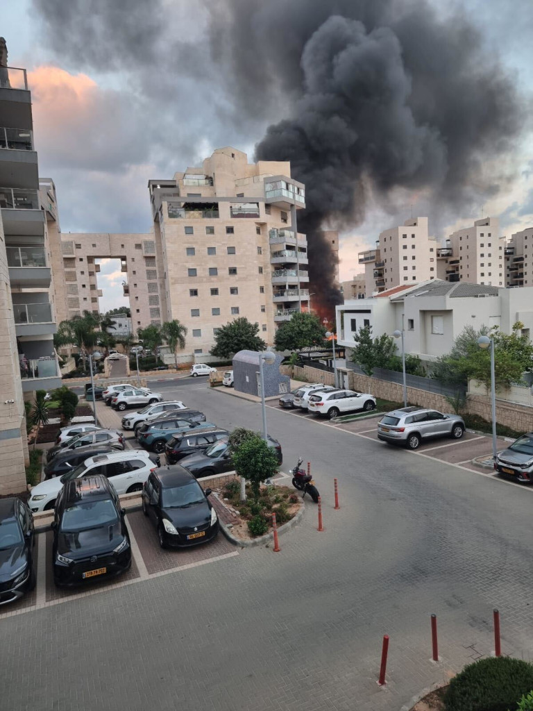 Израиль подвергся массированной атаке с территории сектора Газа, террористы проникли на юг страны