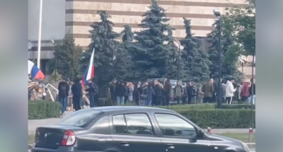 У Києві під Деснянською РДА помітили барикади і людей з російськими прапорами: що відбувається