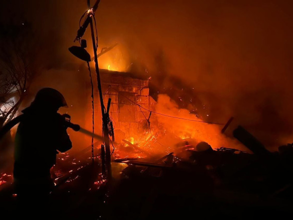 Ночные обстрелы Днепропетровщины: повреждены 8 частных домов и авто