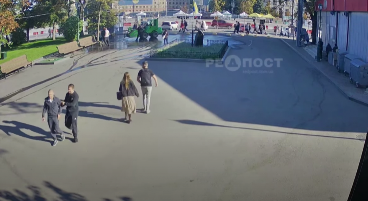 У центрі Харкова троє молодиків напали на комунальників: зухвалий інцидент потрапив на відео