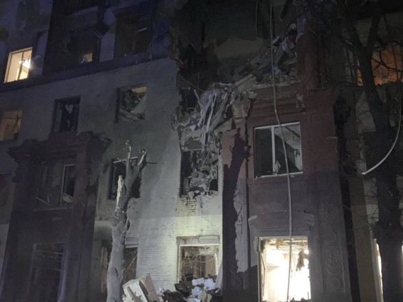 В Запорожье ракета россиян попала в многоэтажку, погиб человек