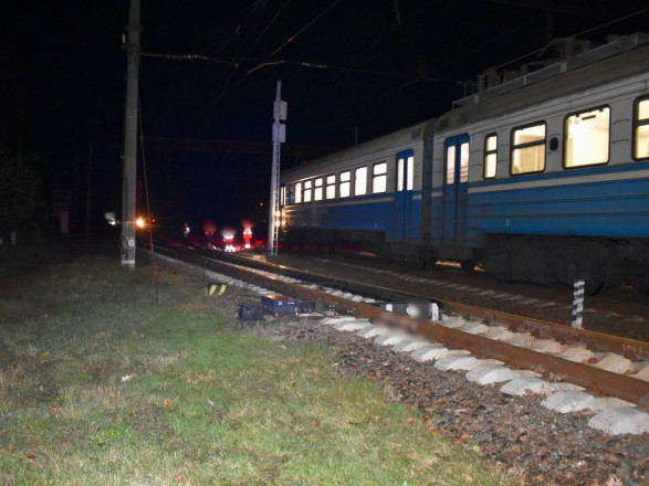 На Киевщине под колеса электрички попал 19-летний парень: сидел на железнодорожных путях