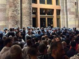 Протесты в Ереване: митингующие попытались прорваться к зданию правительства, полиция применила светошумовые гранаты