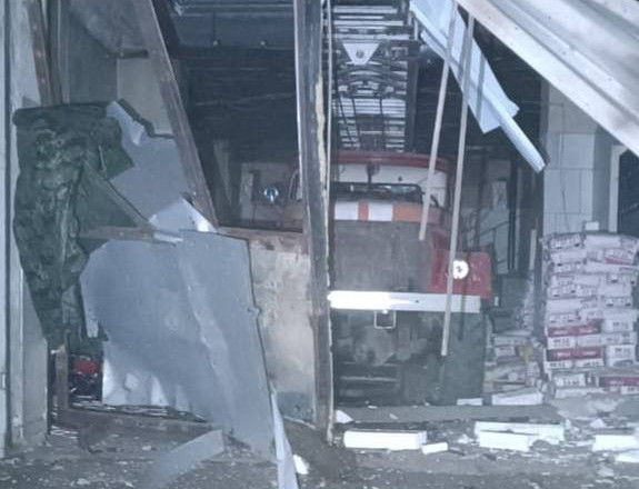 Враг ночью нанес ракетный удар по пожарной части Изюма, 8 спасателей пострадали