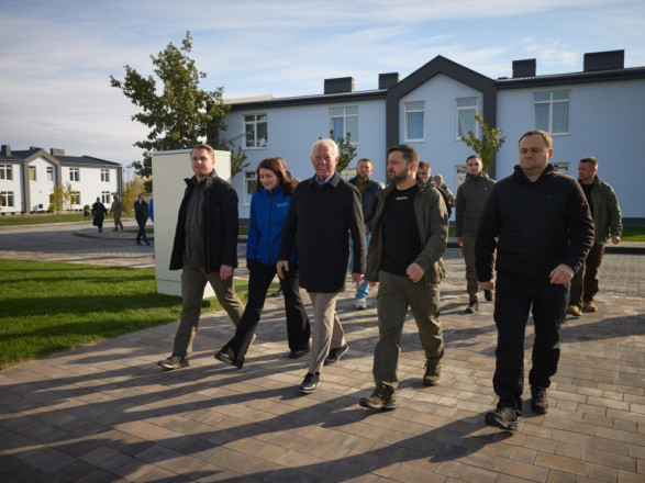 Зеленский посетил Киевскую область: побывал на строительстве городка для людей, потерявших дома из-за войны