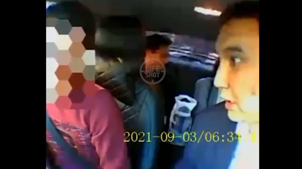 "Ти знаєш, з ким ти розмовляєш?!": у Росії помічник прокурора побив таксиста ксивою