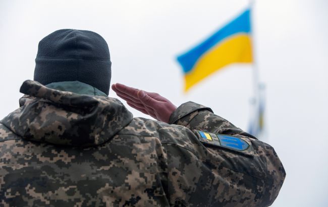 Военные подняли украинский флаг над пунктом пропуска на границе с РФ