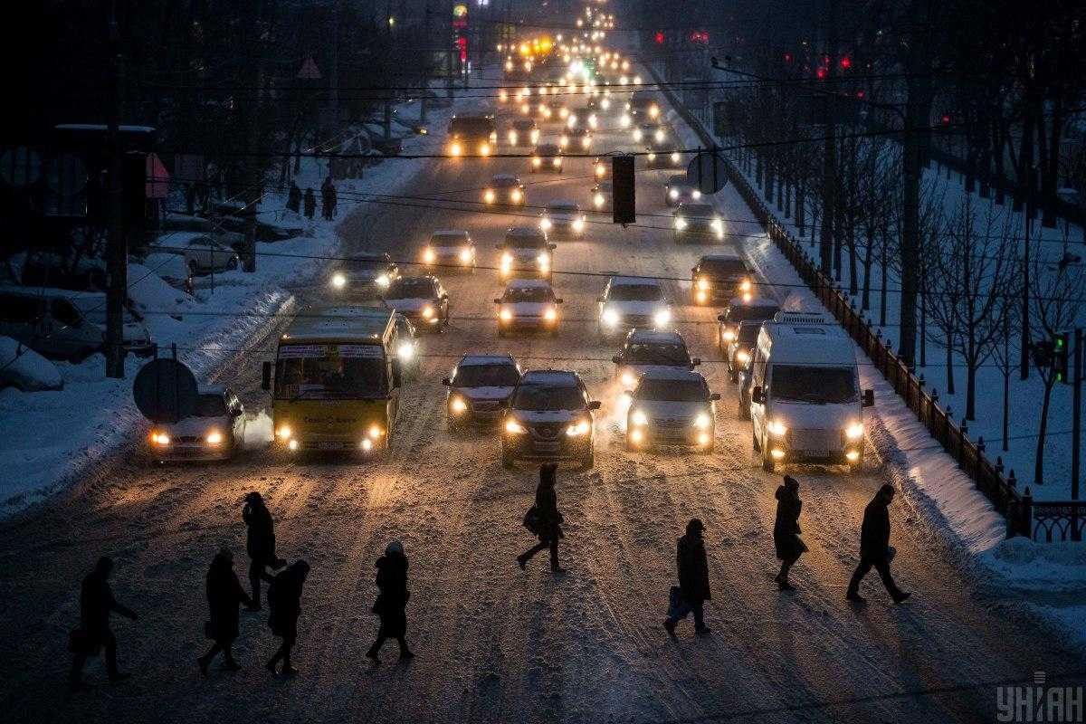 Київ засипало снігом: багато аварій, зупинилися тролейбуси