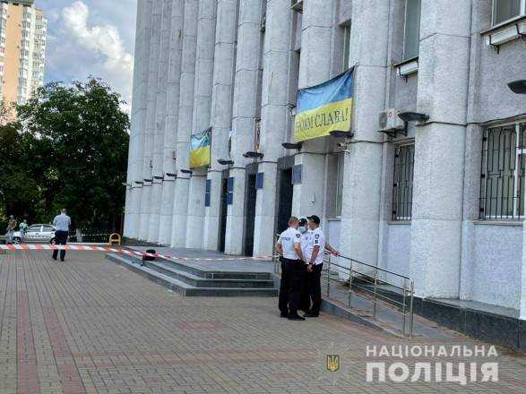 На Київщині чоловік влаштував стрілянину біля адмінбудівлі