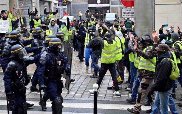 В Париже задержали 126 участников протестов "желтых жилетов"