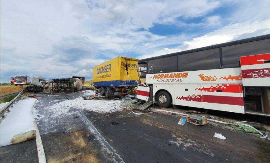 Автобус с украинцами врезался в грузовик в Польше: 40 пострадавших