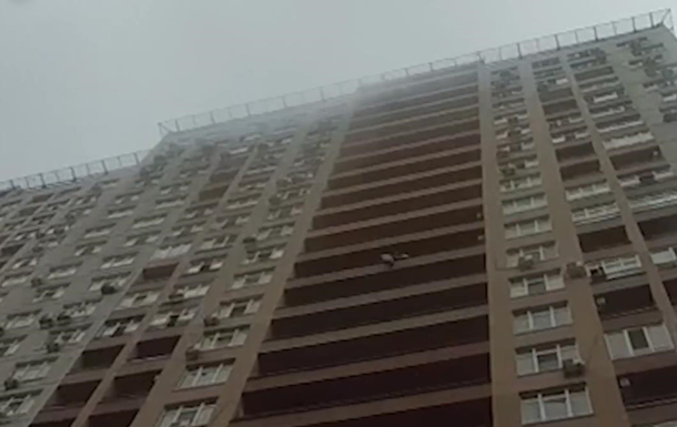 В Киеве патрульный поймал прыгнувшую с балкона женщину