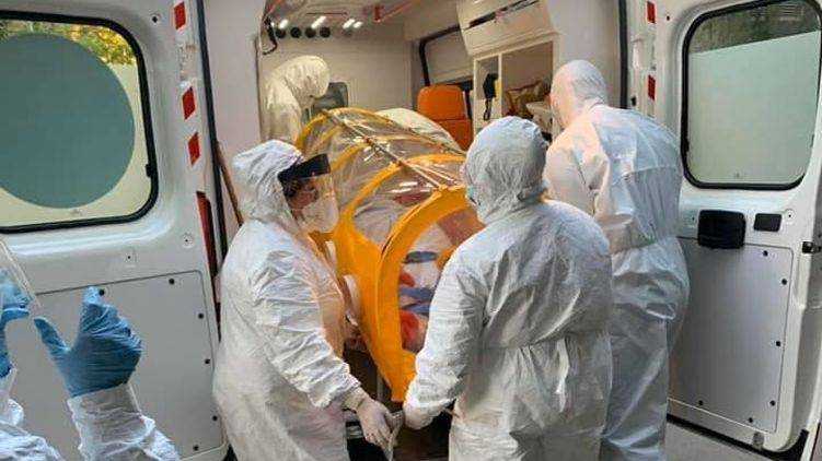 В Украине впервые перевезли больного Covid-19 в отечественной герметичной капсуле