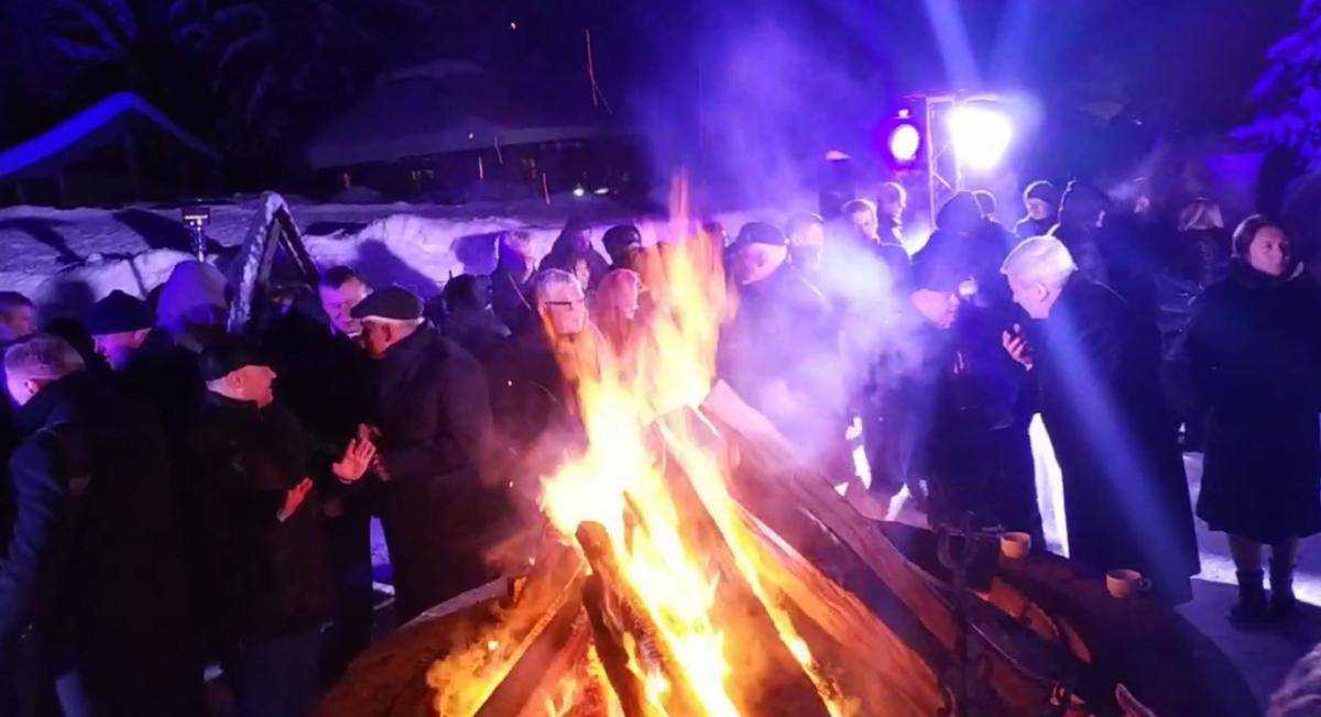 Шашлики та глінтвейн: Зеленський влаштував "вечірку" для послів та журналістів біля вогнища
