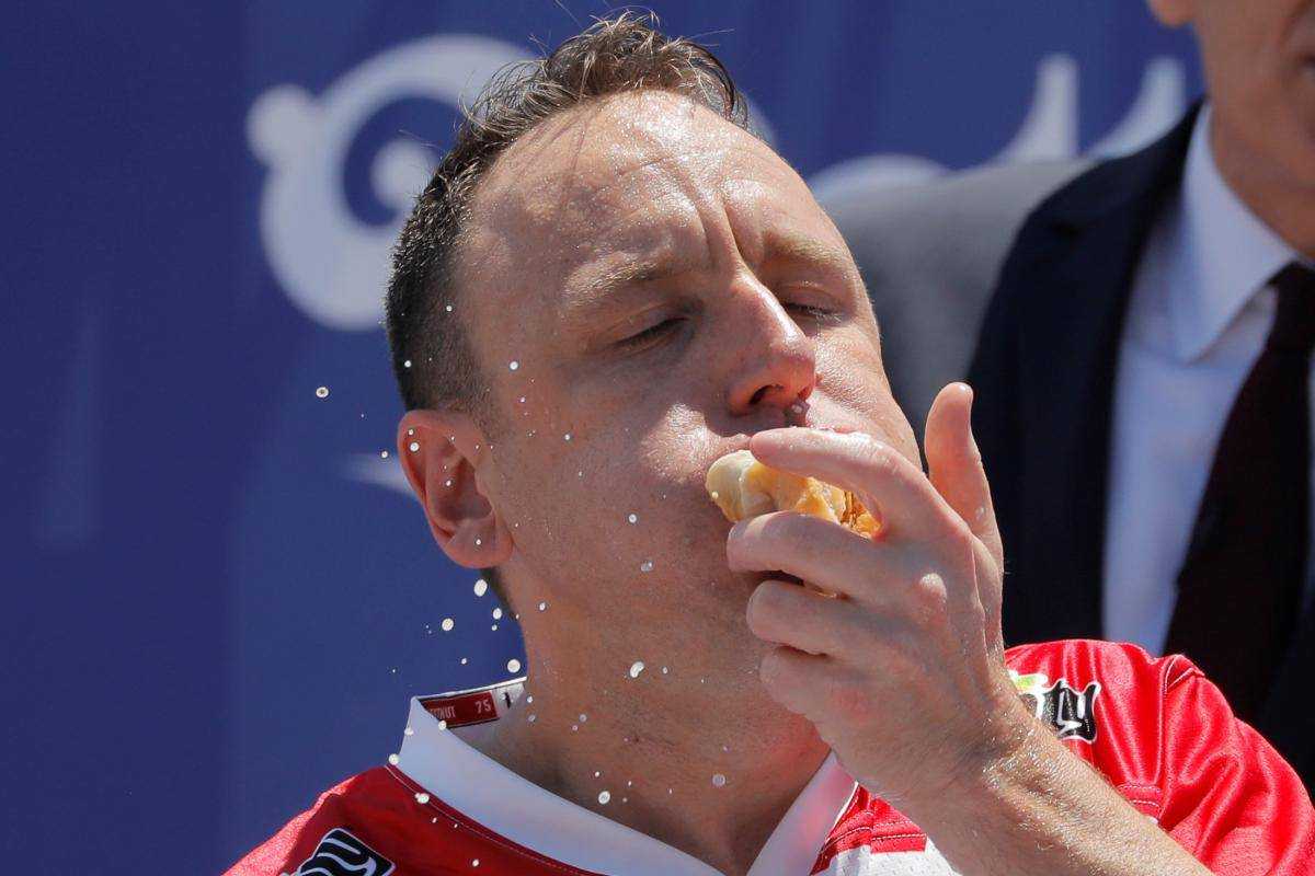 Американець встановив світовий рекорд з поїдання хот-догів