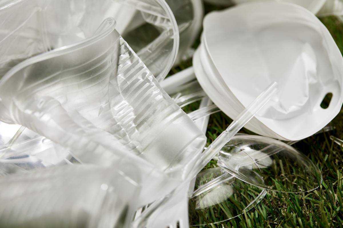 В Україні можуть заборонити одноразовий пластиковий посуд та ватні палички