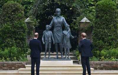 Принци Гаррі та Вільям відкрили пам'ятник принцесі Діані
