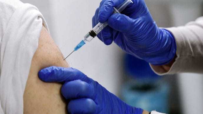В Азербайджані почнуть вакцинувати третьою дозою від COVID окремі категорії населення