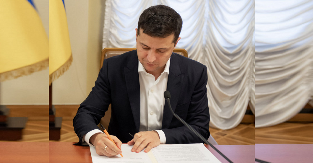 Зеленский подписал закон о повышении минималки до 5 тысяч гривен