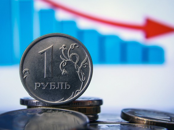 Российский рубль упал до самого низкого уровня за год: назвали причину