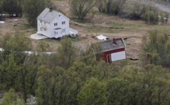 Жуткий оползень в Норвегии унес дома в бушующее море