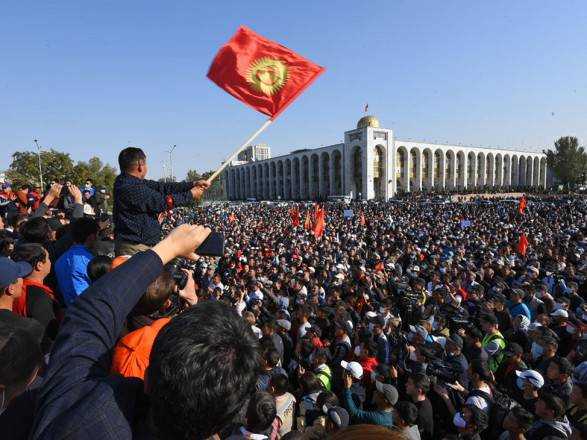 Ситуация в Кыргызстане: в отставку ушел премьер, Бишкек находится под контролем "народных дружин"