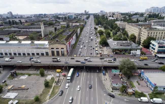 В сети появилось видео падения столбов на Шулявском мосту в Киеве