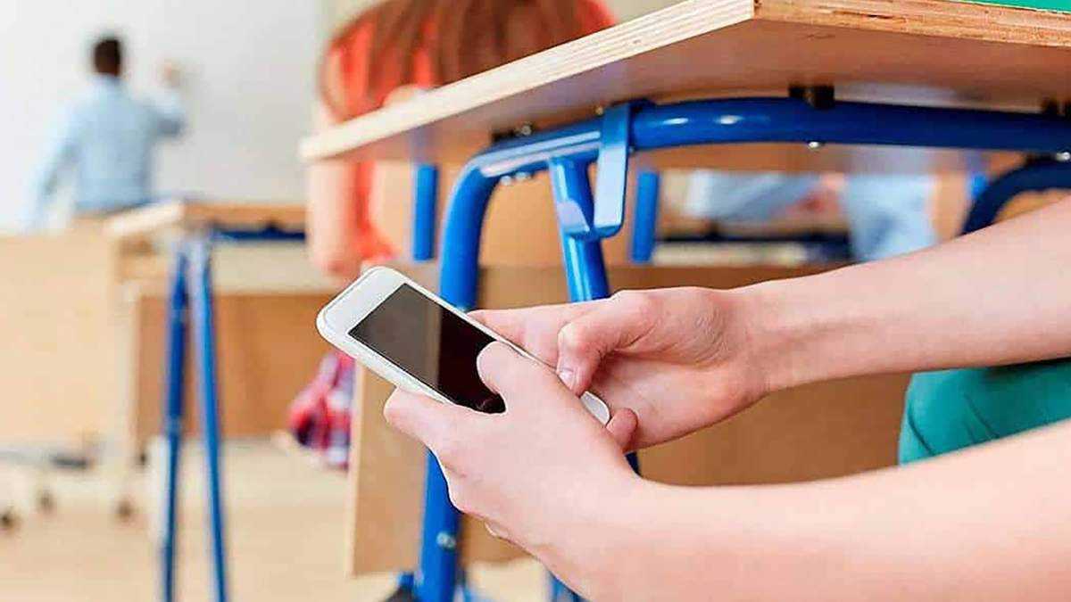 Школярам хочуть заборонити мобільні телефони на уроках
