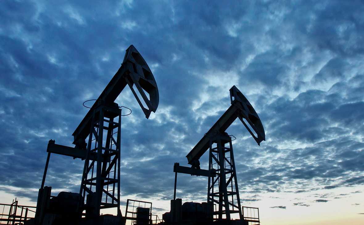 Российская нефть подешевела в полтора раза за год