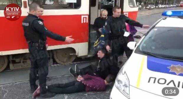 В Киеве подростки устроили погром в трамвае: избили кондуктора и выбили окно