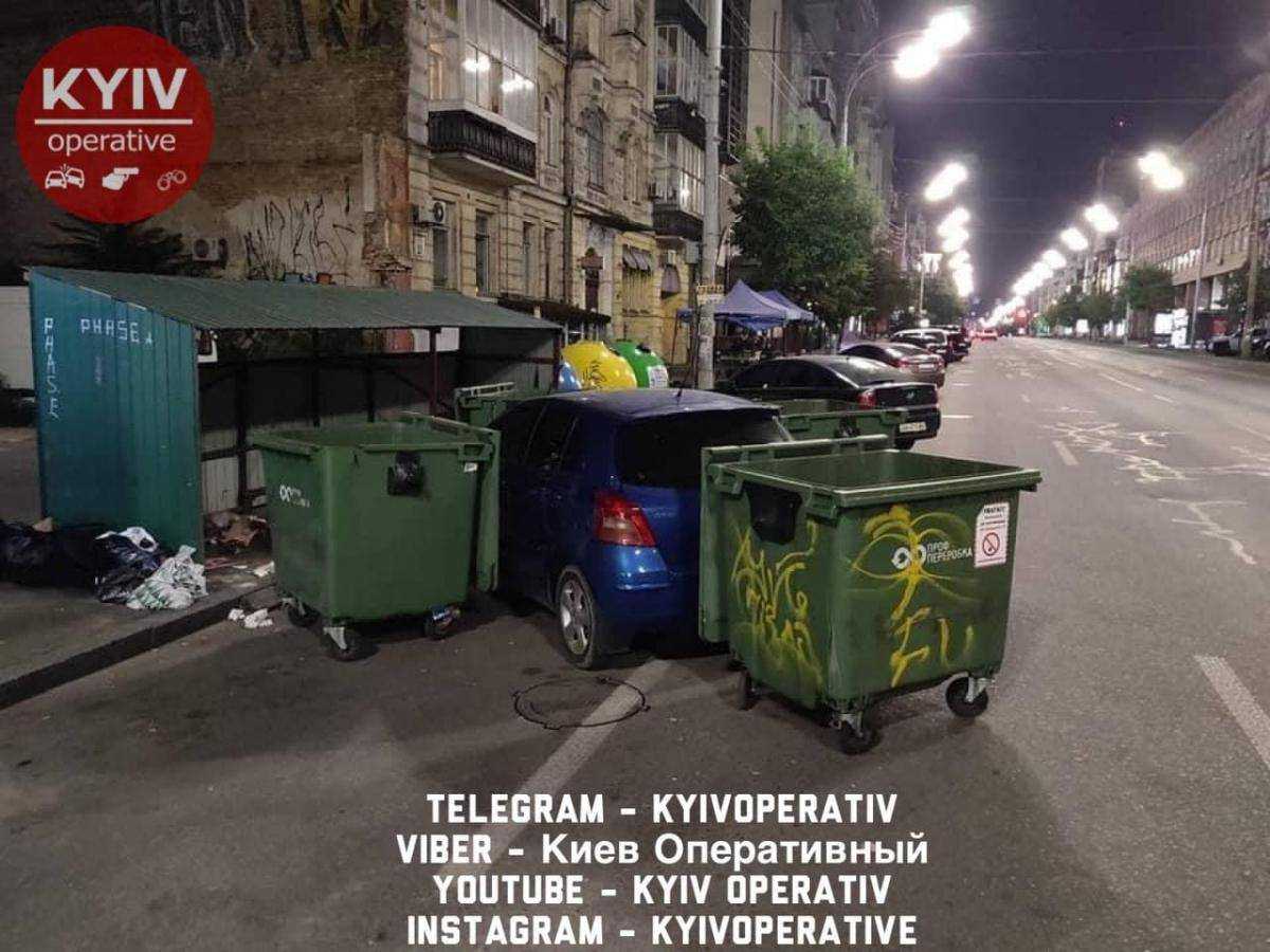 У Києві водій сміттєвоза оригінально покарав "героя парковки"
