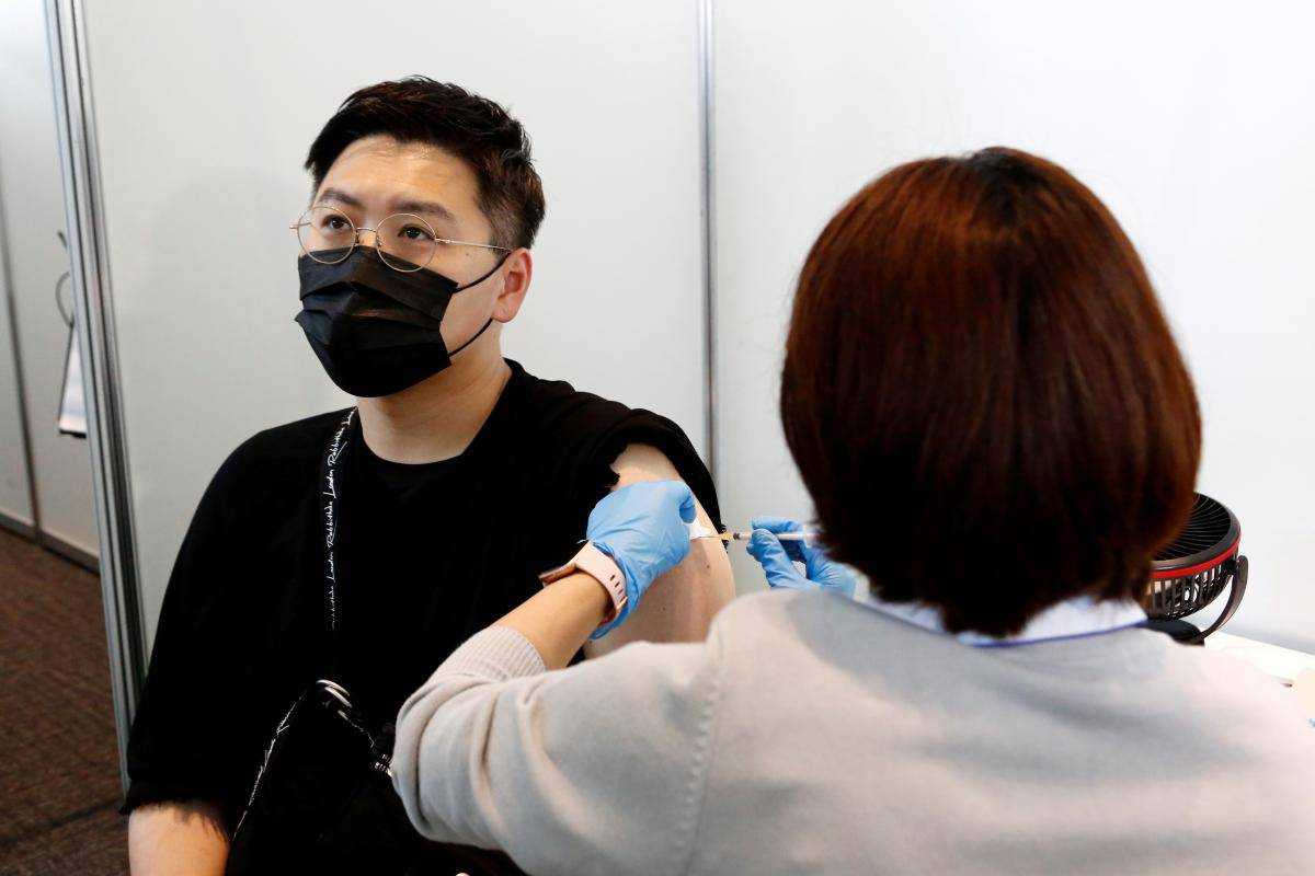 В Японії померли двоє людей після щеплення "брудною" вакциною Moderna