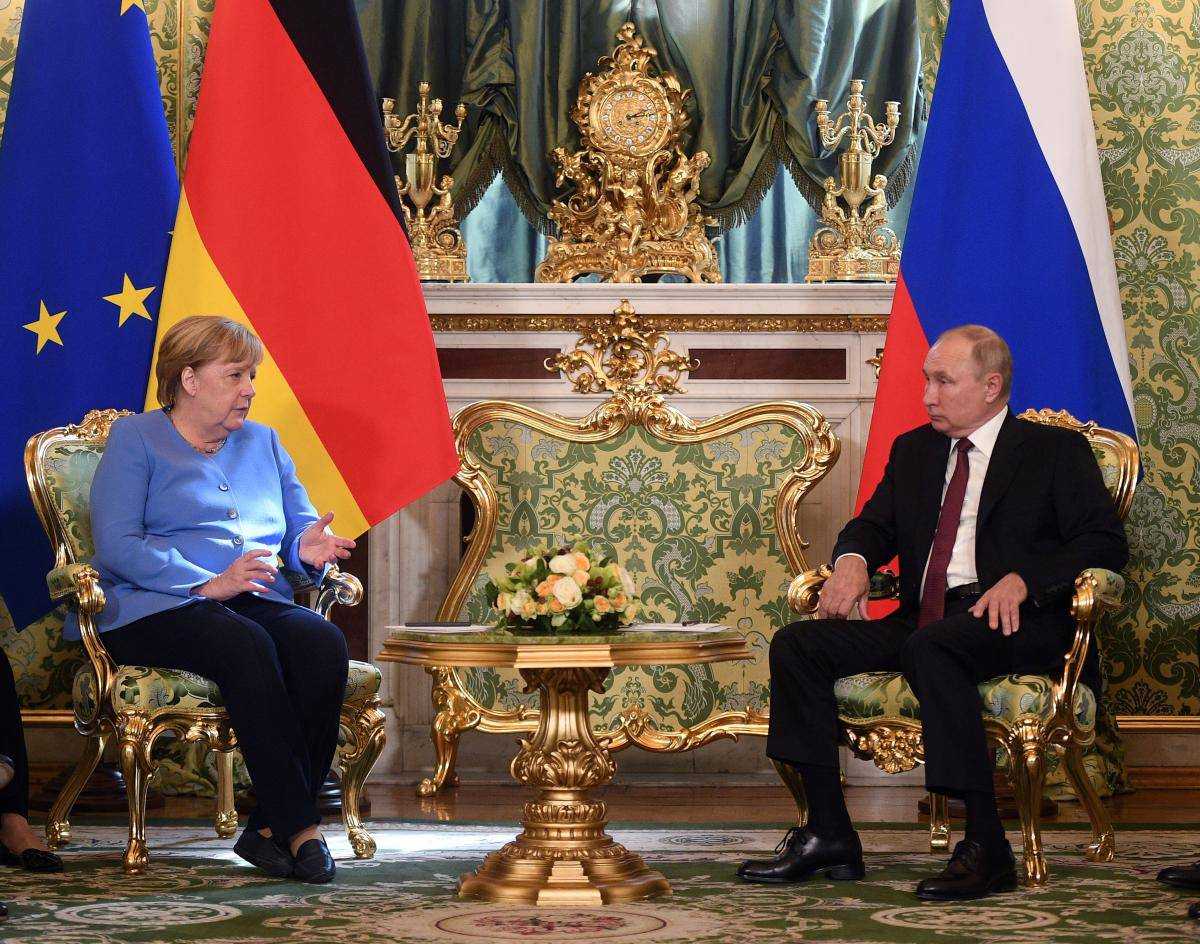 Україна та "Північний потік-2": що обговорювала Меркель з Путіним під час переговорів