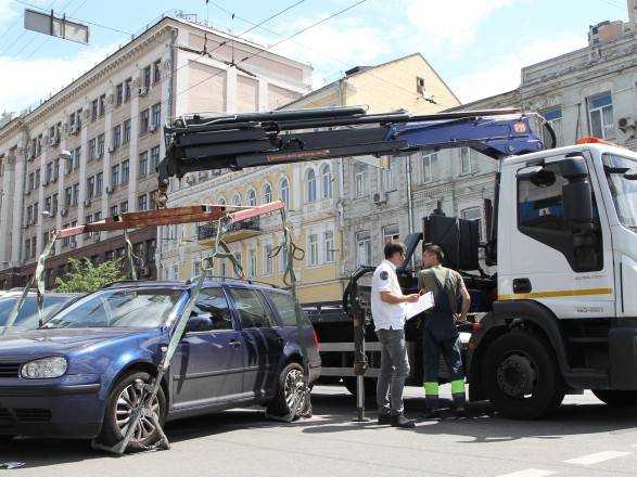 "Водії безкарно паркуються на тротуарах": робота інспекторів у Києві паралізована через підозри керівництву