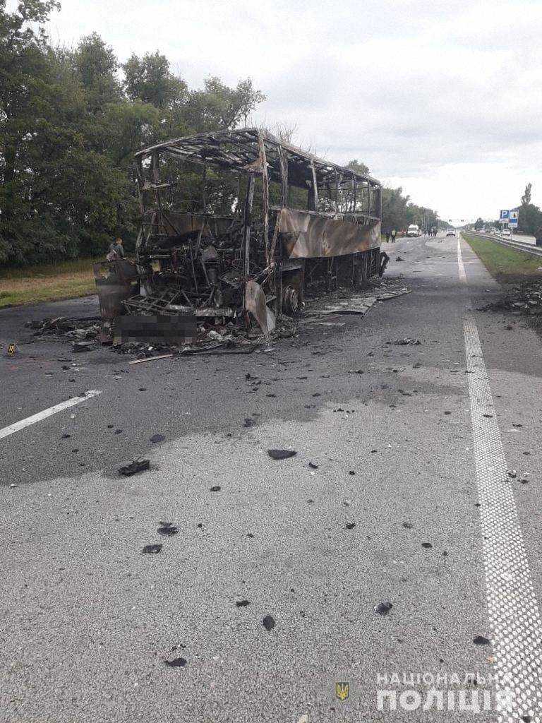 У Житомирській області автобус, який прямував з Польщі, зіткнувся з автовозом та загорівся: є жертви