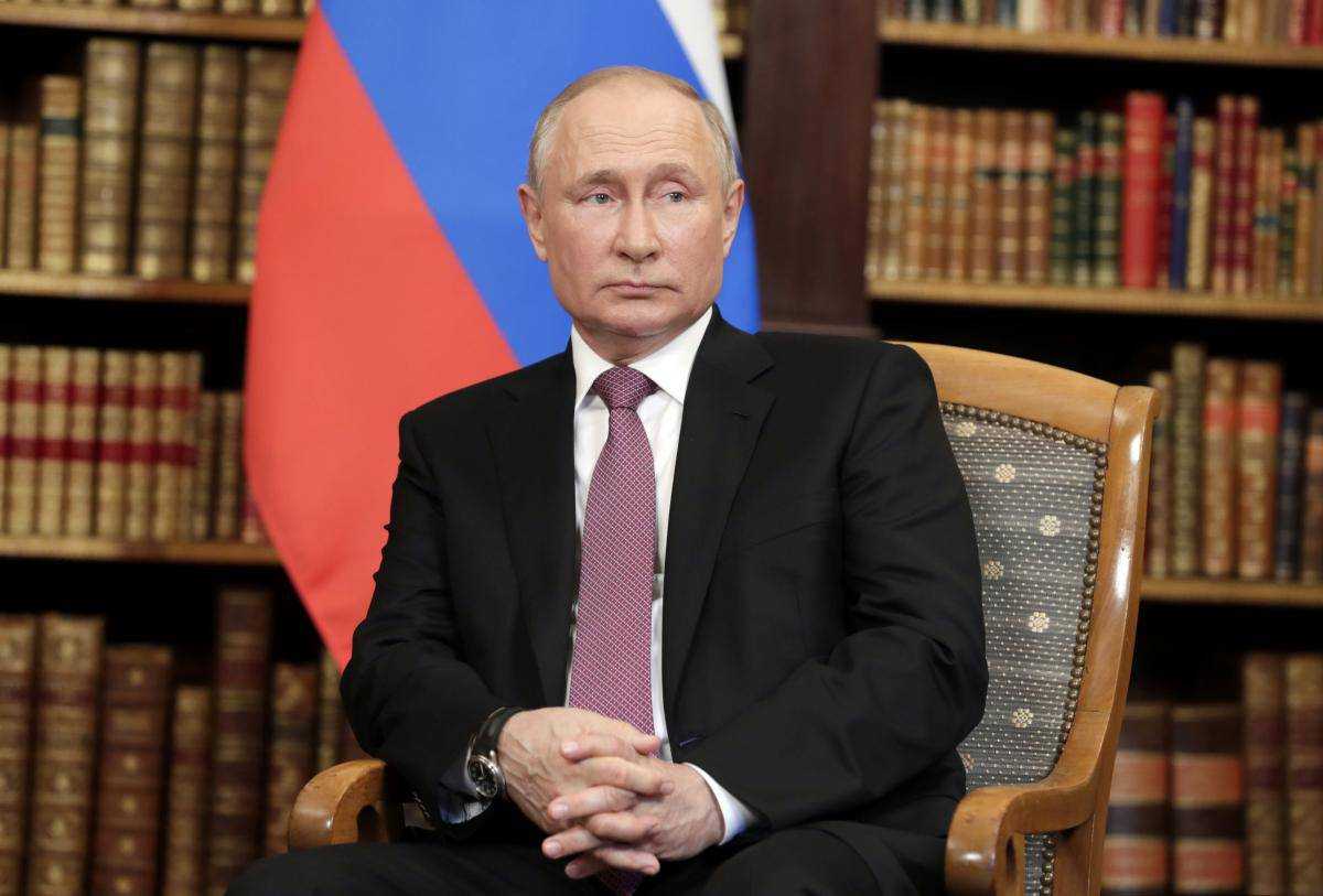 У мережі висміяли "обмивання" кортежу Путіна у дезінфекторі в окупованому Криму
