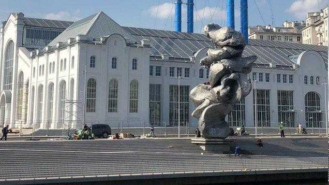 "Пам'ятник л*йну": в РФ встановили скульптуру у вигляді великої кучі "мистецтва"