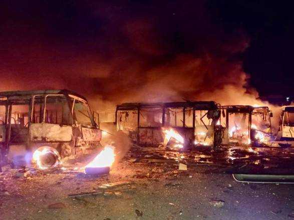 У Дніпрі від обстрілів пожежа: згоріло більше 100 автобусів