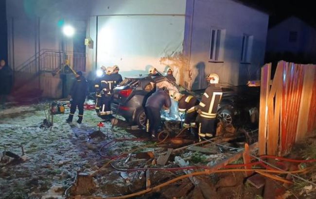 Во Львовской области автомобиль въехал в стену дома, погибли четыре человека